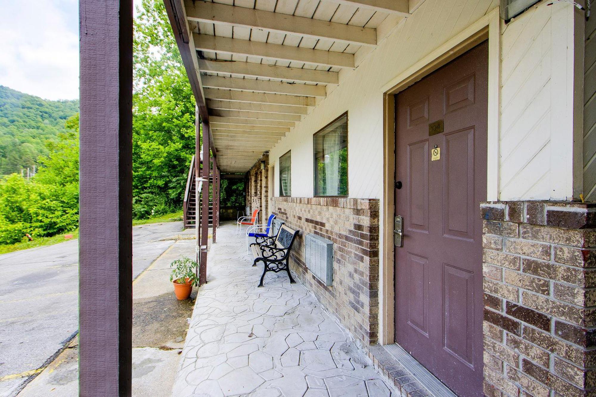 Oyo Hotel Chapmanville Inn, Wv - Hwy 119 Dış mekan fotoğraf